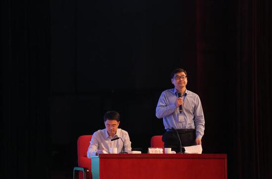 Lu Xi (right), secretary general of the Young Scientists Branch of the Chinese Society of Environmental Sciences, and Professor Chen Rong from the School of Environment and Municipal Engineering of Xi 'an University of Architecture and Technology jointly presided over the "Special Session for Young Scientists".