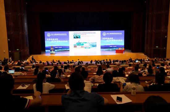 Zhao Xiaoli, a researcher at china environmental science Research Institute, introduced magnetic nanomaterials at the "Young Scientists Special Session".